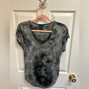 Rue21 Women's Black and Gray Tie-Dye Tee